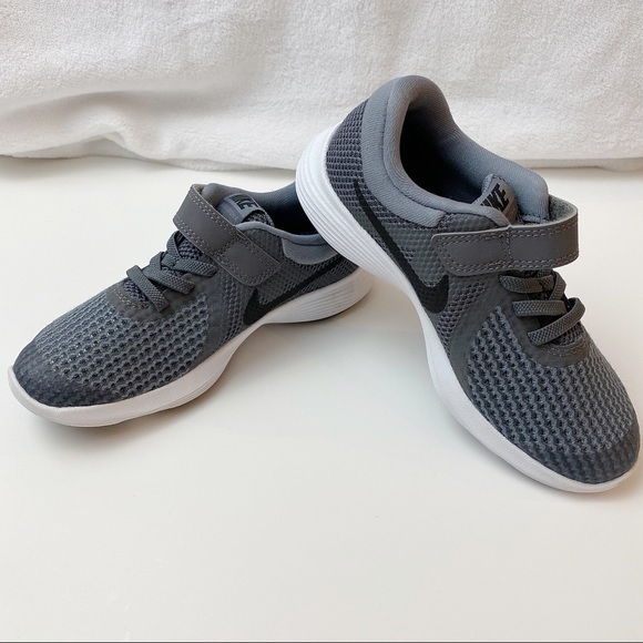 nike revolution 4 kids grey